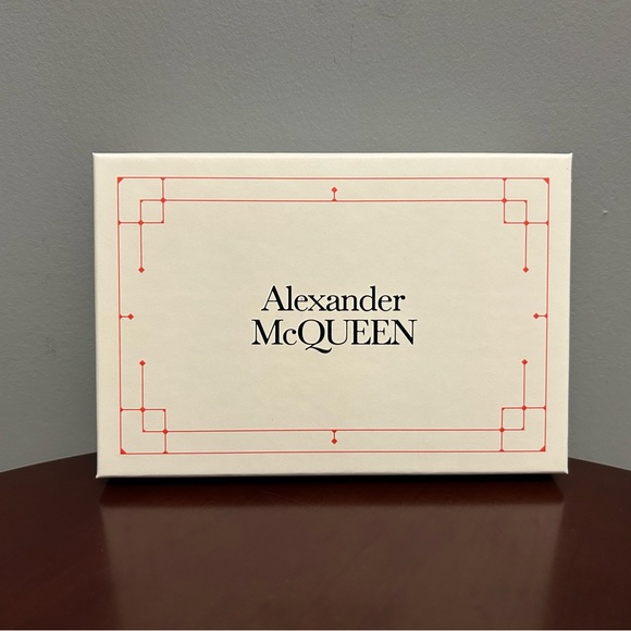 ALEXANDER MCQUEEN Skull Card Holder in Pink Leather with Silver Hardware - Picture 6 of 6